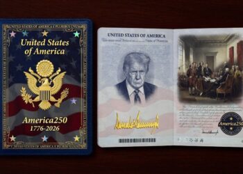 ترامب يضع صورته داخل جواز السفر الأمريكي في سابقة تُشعل الجدل داخل واشنطن