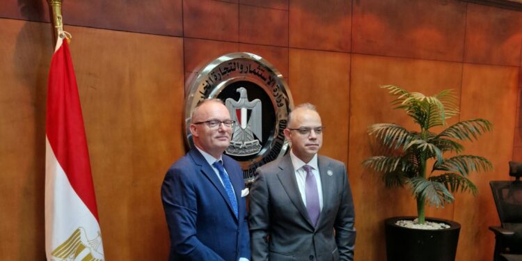 سفير التشيك بمصر يلتقى وزير الاستثمار والتجارة الخارجية