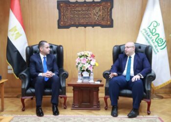 نائب وزير الصحة يبحث مع محافظ الفيوم تطوير المنظومة الصحية وتخفيف الأعباء عن المرضى