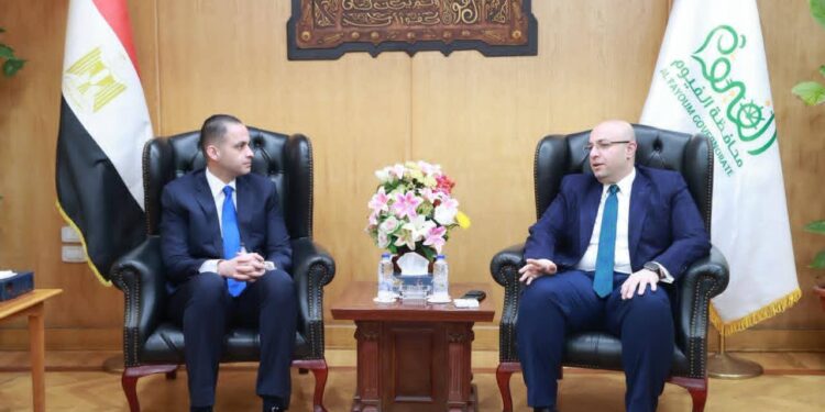 نائب وزير الصحة يبحث مع محافظ الفيوم تطوير المنظومة الصحية وتخفيف الأعباء عن المرضى