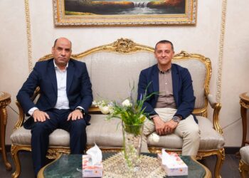 محافظ أسوان يستقبل وزير العمل بمطار أسوان استعدادًا لجولة ميدانية بـ3 محافظات في الصعيد