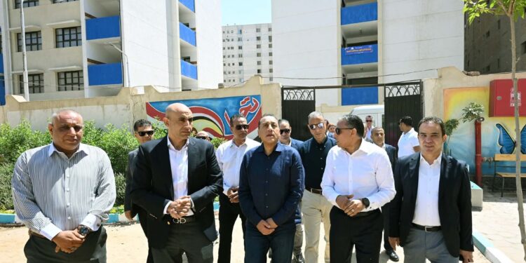 في إطار جولته اليوم بمحافظة الجيزة:رئيس الوزراء يزور مجمع مدارس الجمهورية الجديدة ببولاق الدكرور
