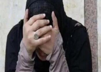 جدة تُنهي حياة حفيدها الرضيع وتشرع في قتل شقيقته بحقنهما بالكلور