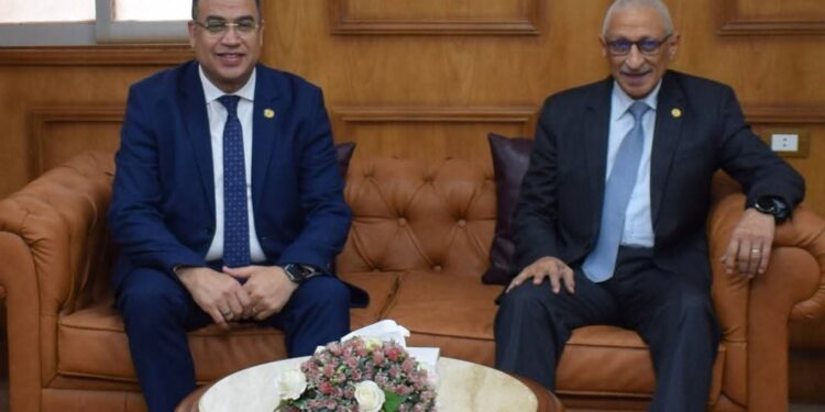 بالصور …جامعة العريش تعزز شراكاتها الوطنية بانضمام محافظ شمال سيناء والمهندس إبراهيم العرجاني لعضوية مجلس الجامعة من الخارج