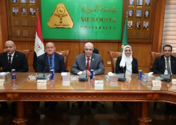 رئيس جامعة المنوفية يشهد حفل تكريم مدير عام الحسابات بالجامعة ومندوب وزارة المالية لبلوغه سن المعاش