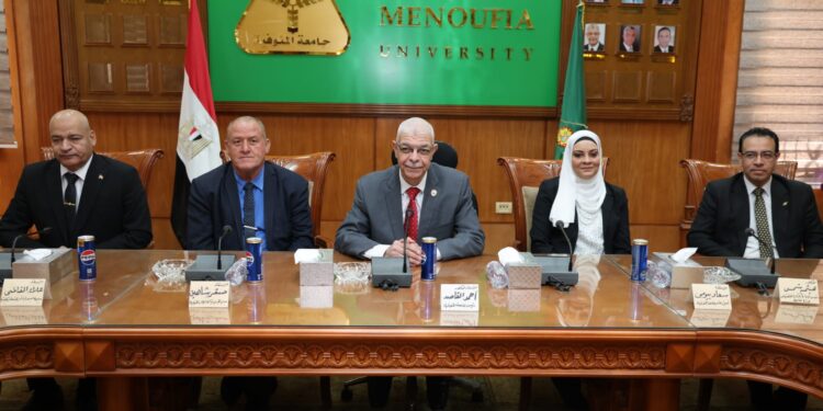 رئيس جامعة المنوفية يشهد حفل تكريم مدير عام الحسابات بالجامعة ومندوب وزارة المالية لبلوغه سن المعاش