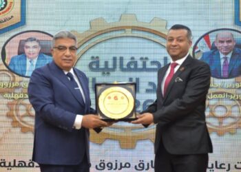 محافظ الدقهلية يمنح البسيوني…درع التميز و التقدير في عيد العمال 2026