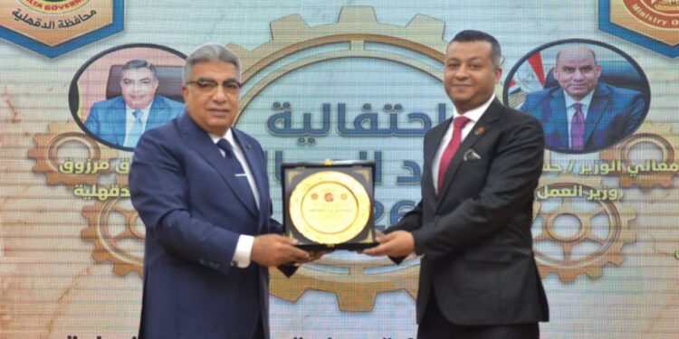 محافظ الدقهلية يمنح البسيوني…درع التميز و التقدير في عيد العمال 2026