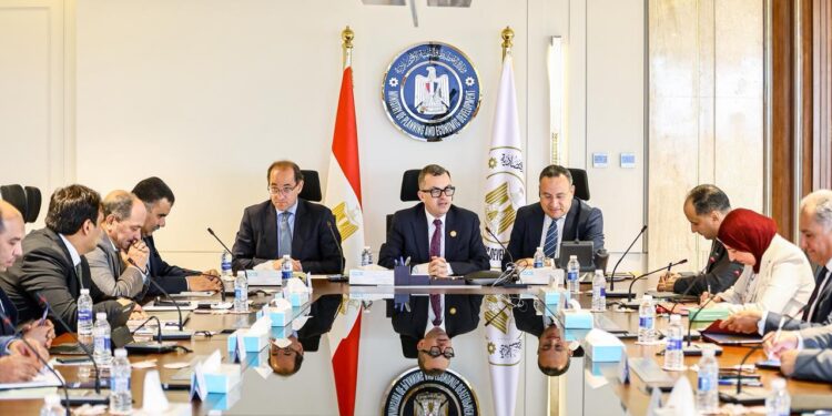 في اجتماع تنسيقي بين وزارات «التخطيط والتنمية الاقتصادية» و«التعليم العالي»و«المالية» :بحث دعم الجامعات وتعزيز دور مؤسسات التعليم العالي في تحقيق التنمية الشاملة