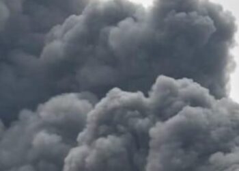 حريق ضخم يلتهم مصنعًا بكفر أبوجمعة وسط غياب للمسؤولين والحمايه المدنيه تسيطر بالقليوبية على الحريق