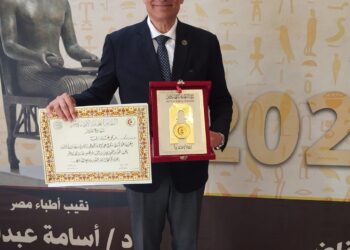 رئيس جامعة مدينة السادات يُتوَّج بلقب «الطبيب المثالي» تقديرًا لمسيرته العلمية وجهوده في دعم الرعاية الصحية والبحث العلمي خلال احتفالية يوم الطبيب المصري الـ48