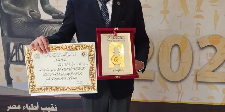 رئيس جامعة مدينة السادات يُتوَّج بلقب «الطبيب المثالي» تقديرًا لمسيرته العلمية وجهوده في دعم الرعاية الصحية والبحث العلمي خلال احتفالية يوم الطبيب المصري الـ48