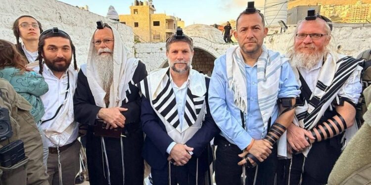 اقتحام استفزازي جديد شرق نابلس.. سموتريتش يقتحم “قبر يوسف” تحت حماية عسكرية مشددة