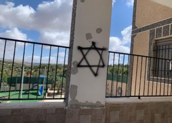 مليشيات المستوطنين تحرق منزلًا في ترمسعيا شمال رام الله وسط تصاعد اعتداءات الضفة