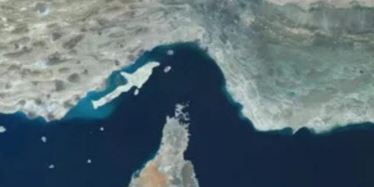 شلل مفاجئ في أهم ممر نفطي بالعالم.. توقف حركة العبور في مضيق هرمز يثير القلق الدولي