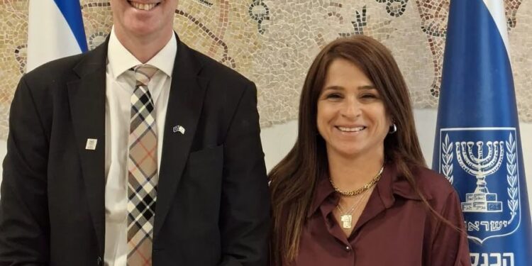 مركز غزة لحقوق الإنسان يهاجم سفير الاتحاد الأوروبي بسبب لقاء مع نائبة إسرائيلية “محرضة على غزة”