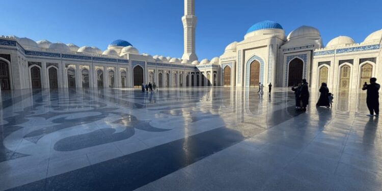المسجد الكبير في كازاخستان…تحفة فنية معمارية اسلامية عالمية