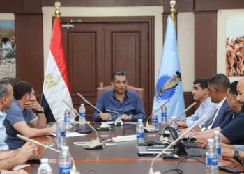 محافظ البحر الأحمر يناقش آليات غلق البحر وقت سوء الأحوال الجوية