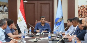 محافظ البحر الأحمر يناقش آليات غلق البحر وقت سوء الأحوال الجوية