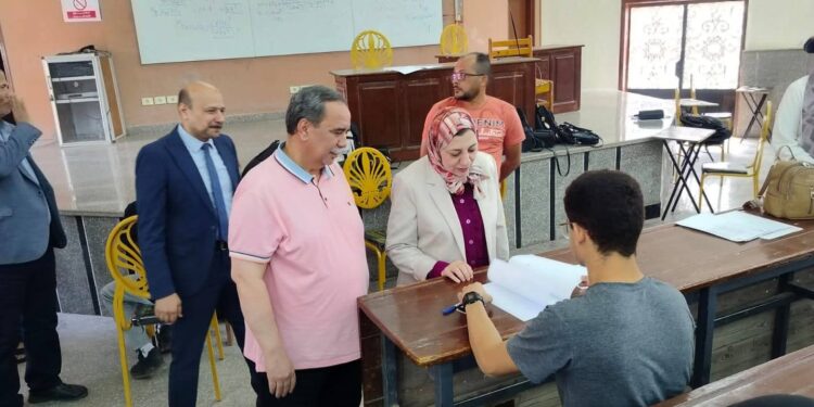 نائب رئيس جامعة بنها للدراسات العليا تتفقد سير الامتحانات بكليتى العلوم والحاسبات والذكاء الاصطناعي