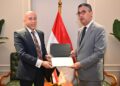 شريف فاروق وزير التموين يكرم مفتش تموين بالإسكندرية تقديرًا لجهوده الرقابية المتميزة خلال إجازة عيد الأضحى المبارك