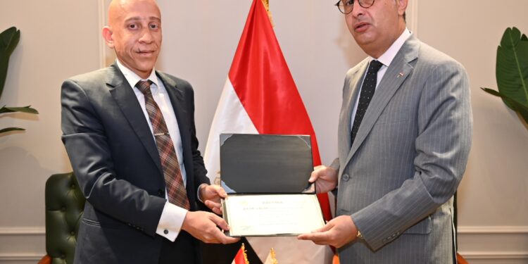 شريف فاروق وزير التموين يكرم مفتش تموين بالإسكندرية تقديرًا لجهوده الرقابية المتميزة خلال إجازة عيد الأضحى المبارك