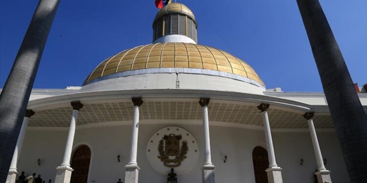 ديلسي رودريغيز تترأس اجتماع عمل مع الفريق الاقتصادي وقطاع الهيدروكربونات
