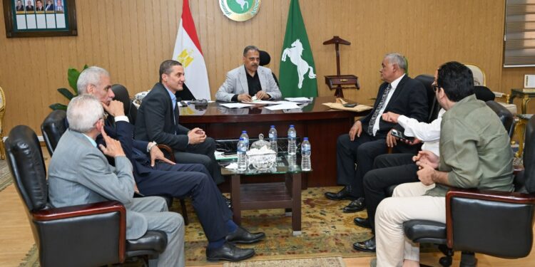 محافظ الشرقية يلتقي أعضاء مجلسي النواب والشيوخ لبحث سبل التعاون والإرتقاء بالخدمات المقدمة للمواطنين