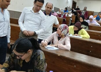رئيس جامعة بنها يتفقد سير الامتحانات بكلية علوم الرياضة ويشيد بانتظام اللجان