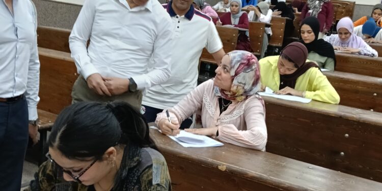رئيس جامعة بنها يتفقد سير الامتحانات بكلية علوم الرياضة ويشيد بانتظام اللجان