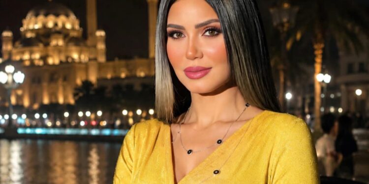 إيناس عز الدين تخطف الأنظار بفستان أصفر ولوك جديد .. صور
