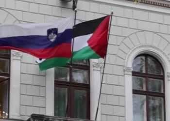 رئيسة سلوفينيا تتحدى الحكومة الجديدة وترفع العلم الفلسطيني فوق القصر الرئاسي: الإبادة في غزة لم تتوقف