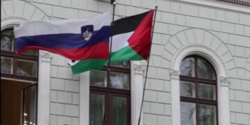 رئيسة سلوفينيا تتحدى الحكومة الجديدة وترفع العلم الفلسطيني فوق القصر الرئاسي: الإبادة في غزة لم تتوقف