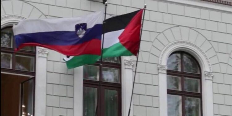 رئيسة سلوفينيا تتحدى الحكومة الجديدة وترفع العلم الفلسطيني فوق القصر الرئاسي: الإبادة في غزة لم تتوقف