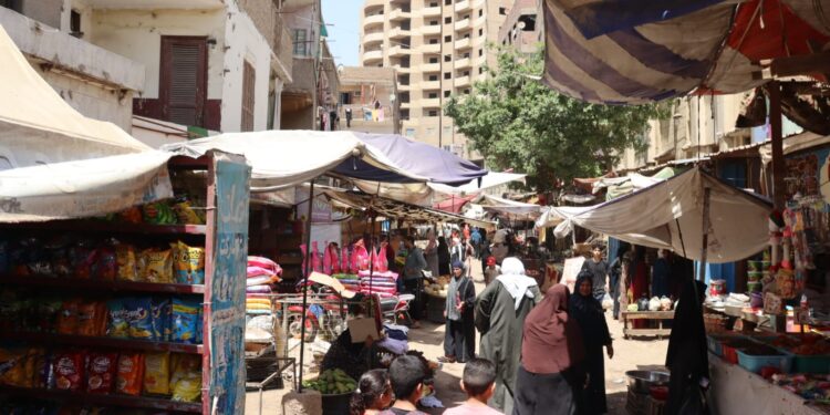 محافظ القليوبية يوجه بإعادة الوجه الحضاري لسوق بهتيم.. صور ترصد الواقع قبل تنفيذ أعمال الإزالة والتطوير