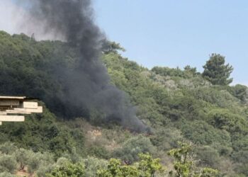 اندلاع حريق في مستوطنة بيت شيمش بعد سقوط شظايا صاروخية إيرانية