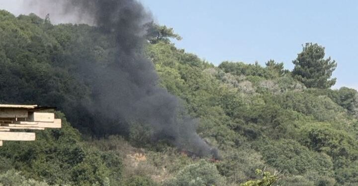 اندلاع حريق في مستوطنة بيت شيمش بعد سقوط شظايا صاروخية إيرانية