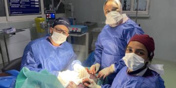 تدخل جراحي دقيق بمستشفى شرق المدينة ينجح في إنقاذ يد شاب من البتر