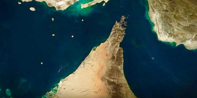 القيادة المركزية الأمريكية تؤكد استمرار الملاحة في مضيق هرمز