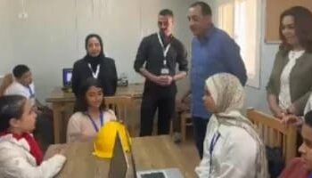 حوار ودي بين رئيس الوزراء وطلاب فى ورشة الروبوتات بمنتزه إدكو
