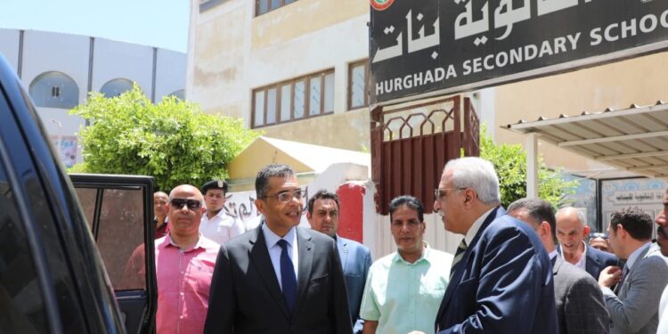 محافظ البحر الأحمر يتفقد لجان الثانوية العامة بالغردقة ويؤكد توفير الأجواء المناسبة للطلاب