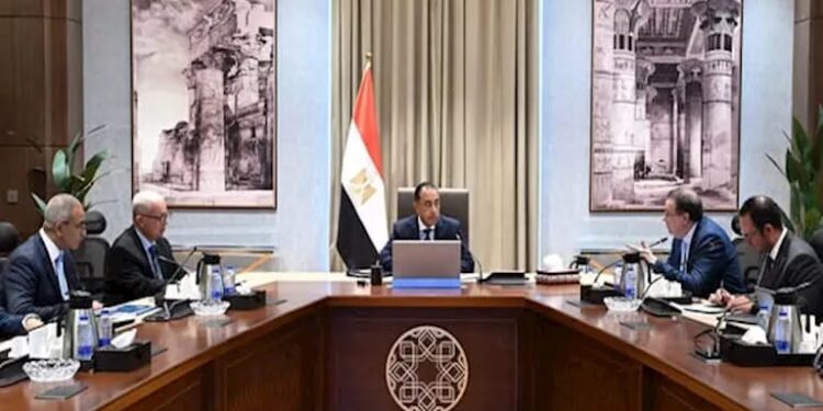 مدبولي يتابع خطة إعادة هيكلة وحدات بالجهاز الإداري للدولة لتحسين الخدمات