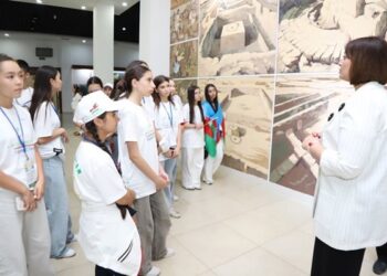 المشاركون في المنتدى الدولي الحادي عشر “أطفال الكومنولث” يتعرفون على تاريخ وحضارة الطاجيك في المتحف الوطني