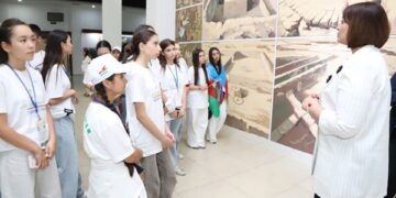 المشاركون في المنتدى الدولي الحادي عشر “أطفال الكومنولث” يتعرفون على تاريخ وحضارة الطاجيك في المتحف الوطني