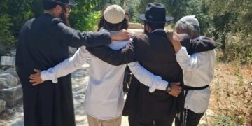 مستوطنون يتجمعون أمام قبة الصخرة خلال اقتحام المسجد الأقصى وسط تصاعد الاستفزازات