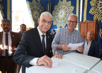 رئيس جامعة المنوفية يدلي بصوته في انتخابات جمعية الرعاية الصحية والاجتماعية للعاملين.. وإعلان نتائج مجلس الإدارة الجديد بعد منافسة بين ١٨ مرشحًا