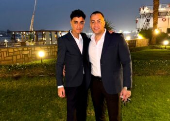 النقيب محمد الحسيني نصير يبارك لابن عمه أحمد محمد فاضل بعد حصد المركز العاشر بأوائل الإعدادية في الأقصر