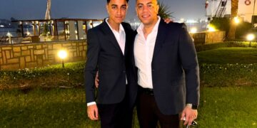 النقيب محمد الحسيني نصير يبارك لابن عمه أحمد محمد فاضل بعد حصد المركز العاشر بأوائل الإعدادية في الأقصر