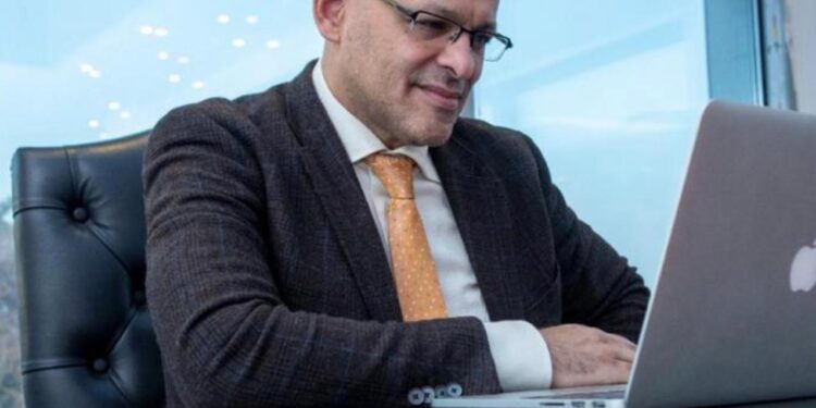 أستاذ بجامعة العاصمة يطالب البرلمان بتشريعات عاجلة لتحسين رواتب أعضاء هيئة التدريس