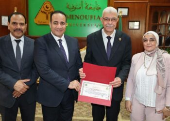 رئيس جامعة المنوفية يكرم الكليات الفائزة في مسابقة التميز البيئي للفصل الدراسي الثاني ويشيد بجهود الكليات